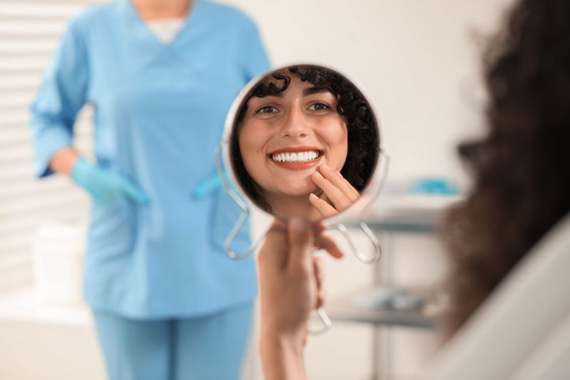 3d rendered lower jaw model wiht a dental implant